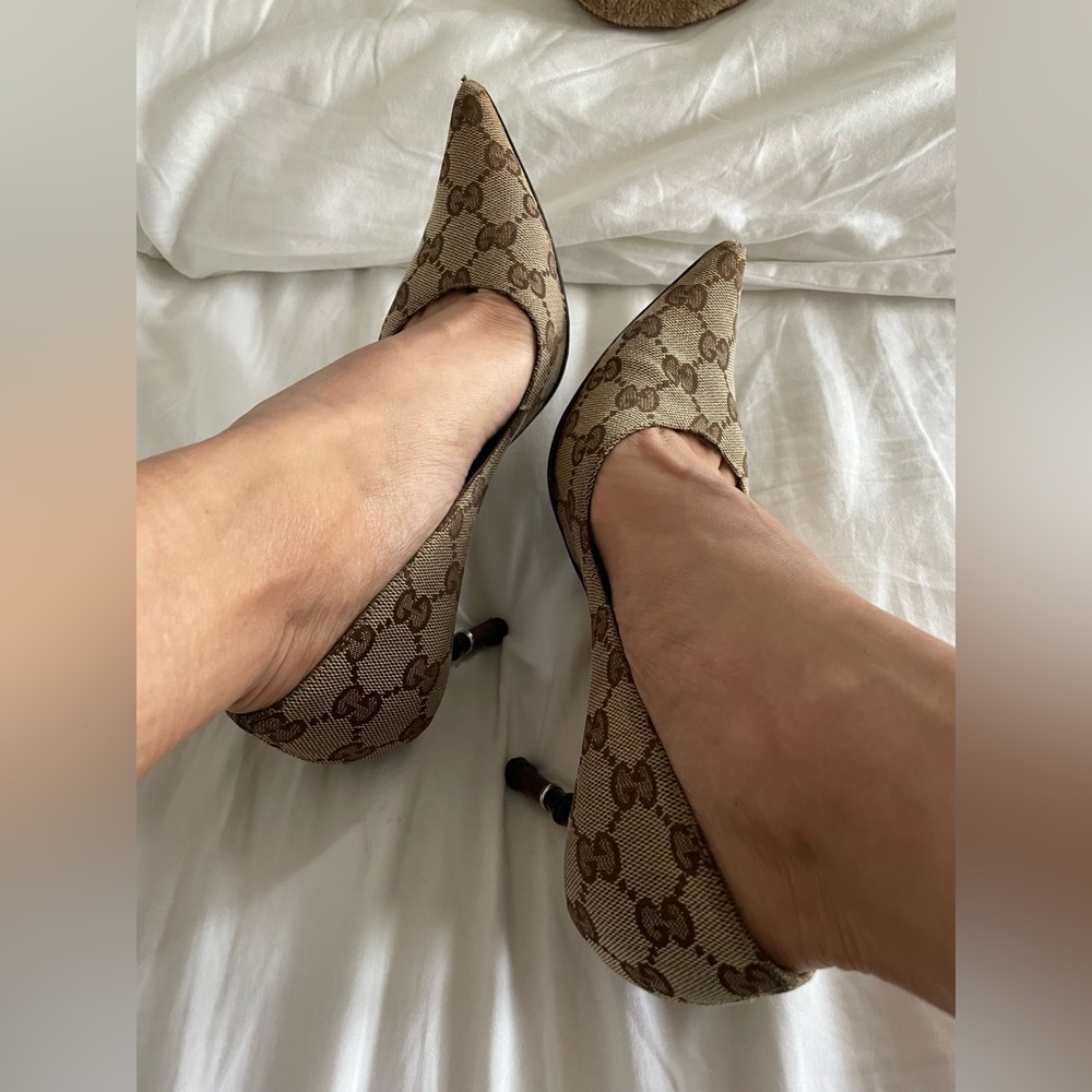 GUCCI MONOGRAM BAMBOO HEELED PUMPS - Picture 13 of 14